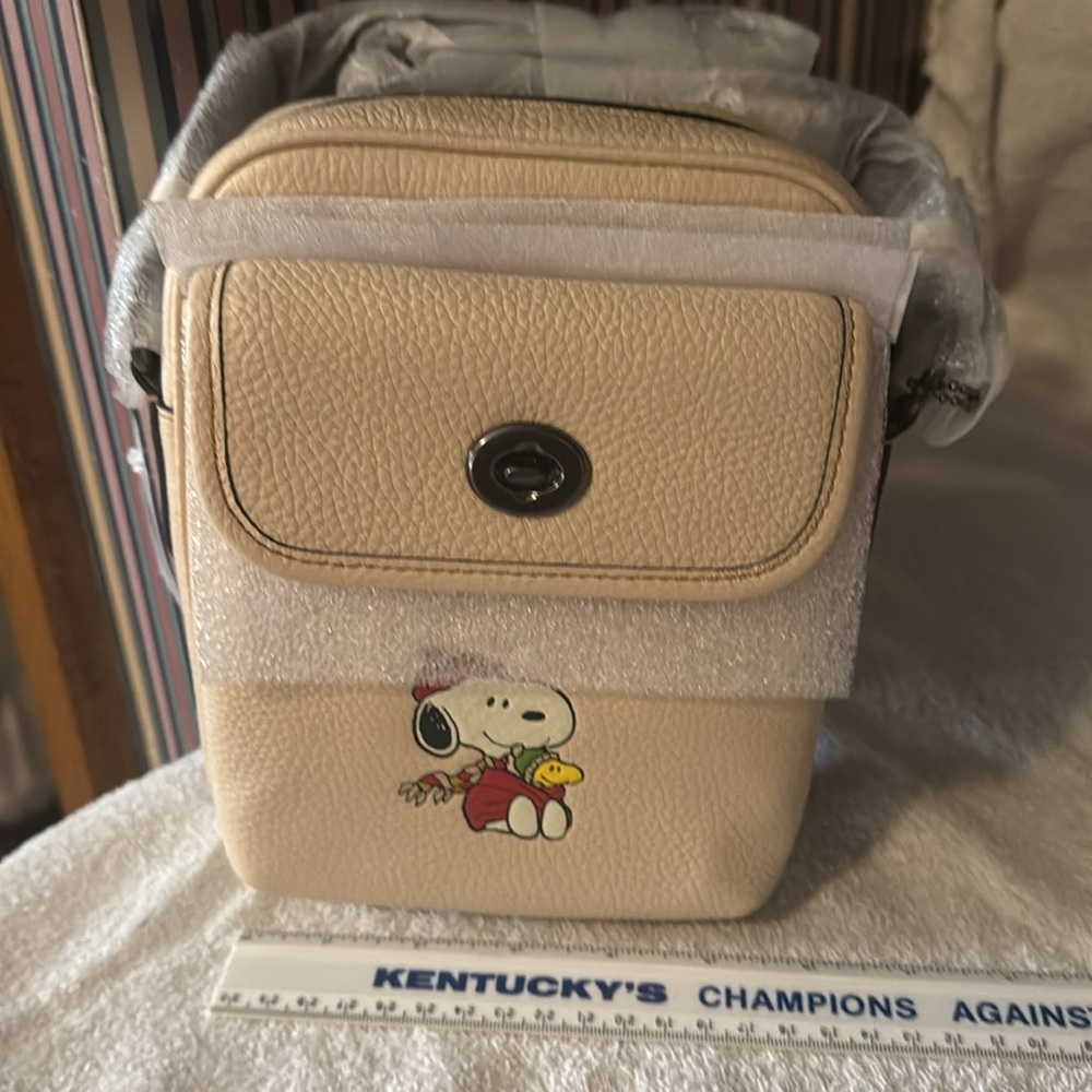 Ivory heritage Snoopy Crossbody Bag - Picture 2 of 8